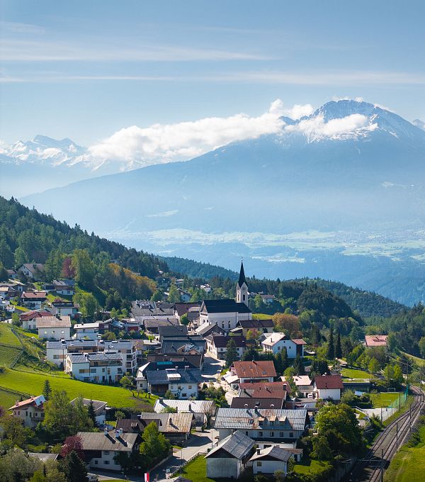 panoramaweg-reith-drohnenaufnahme-zoom-auf-reith-mit-inntal-im-hintergrund-1