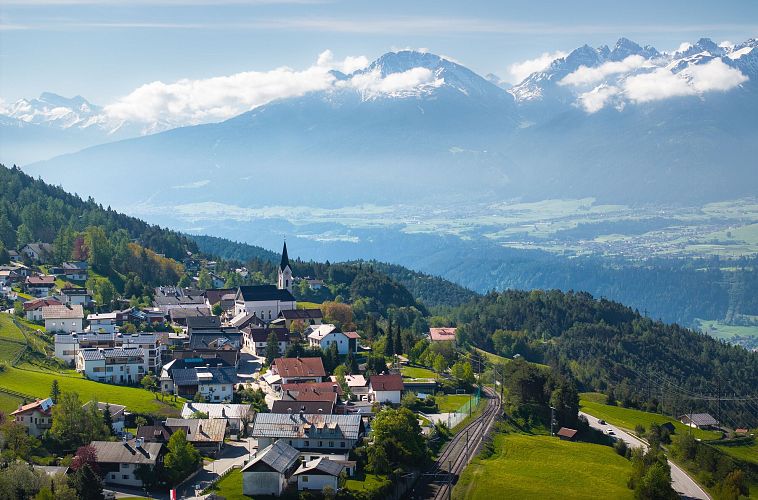 panoramaweg-reith-drohnenaufnahme-zoom-auf-reith-mit-inntal-im-hintergrund-2