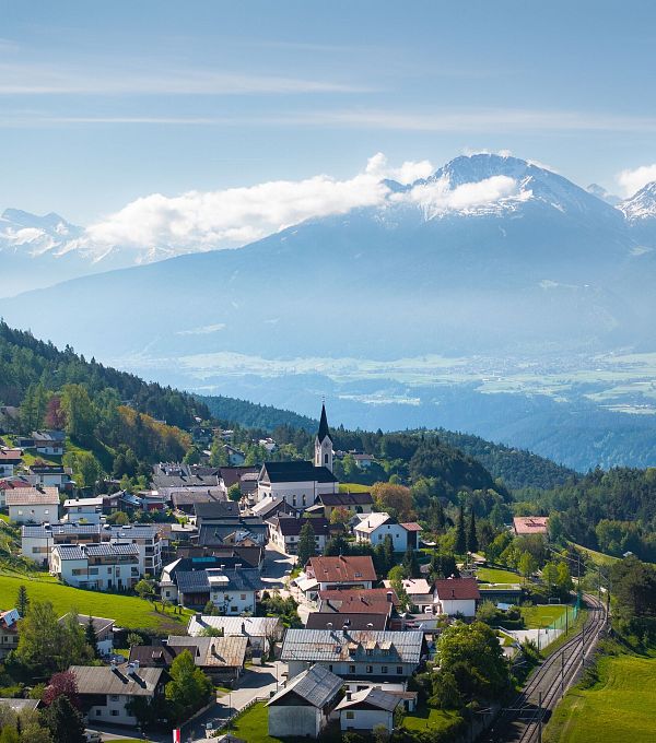 panoramaweg-reith-drohnenaufnahme-zoom-auf-reith-mit-inntal-im-hintergrund-3