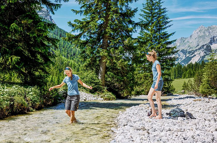 Pause am Karwendelbach im Karwendeltal mit Abkuehlung am Wasser