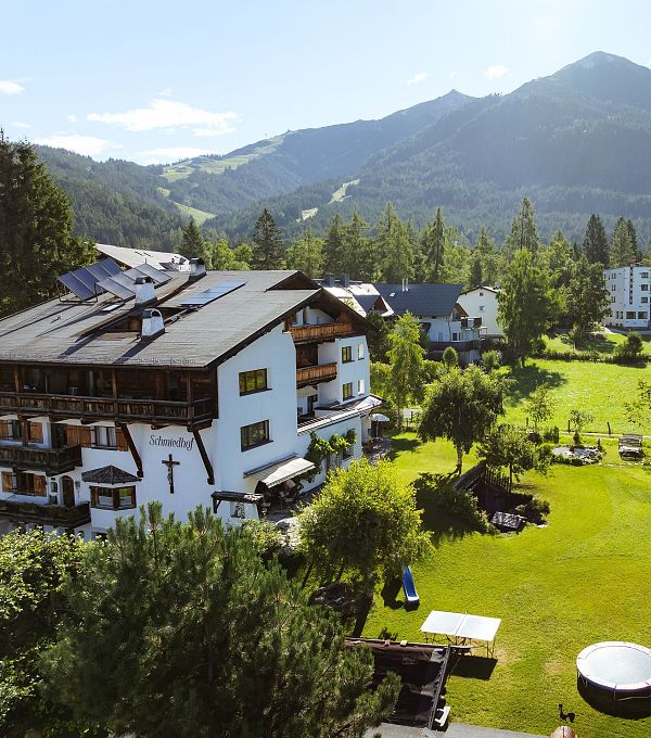 Plateau Pionier Landhaus Schmiedhof_Drohnenaufnahme Garten und Haus