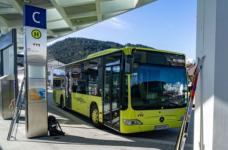 regionsbus-haltestelle-am-bahnhof-seefeld-3-1-3