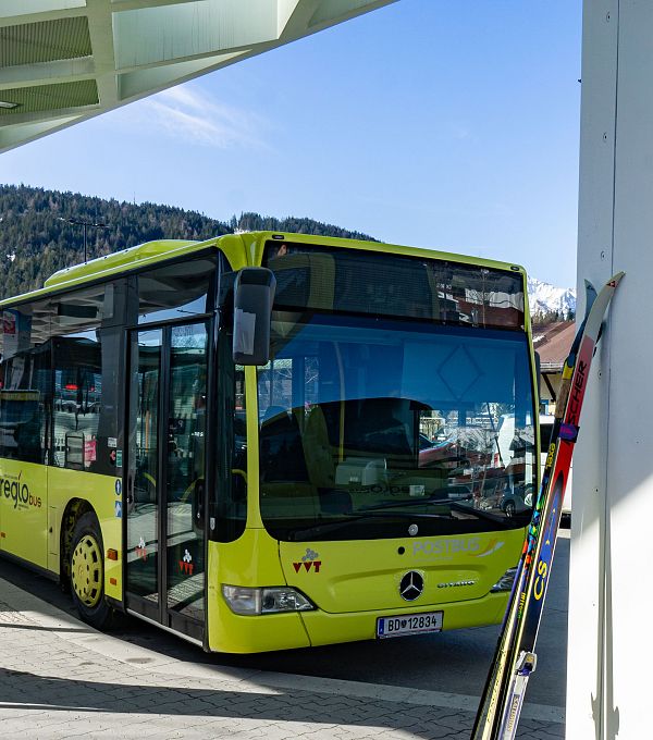 regionsbus-haltestelle-am-bahnhof-seefeld-3-1-4