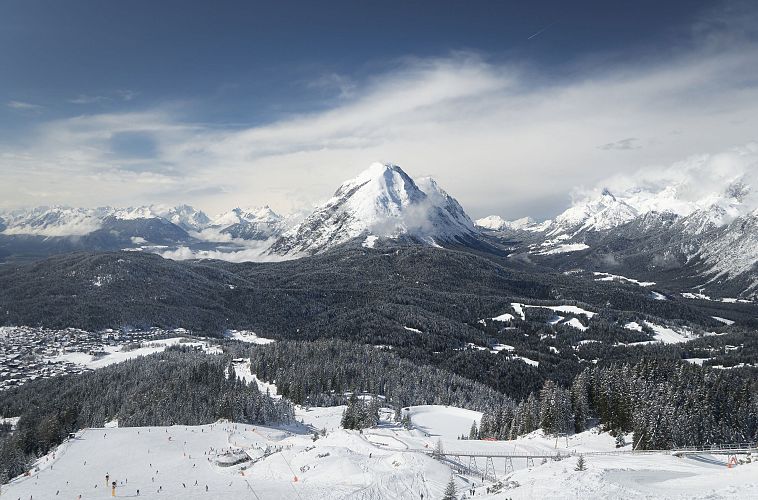 Rosshütte mit viel Schnee - Skipiste mit Blick Richtung Hohe Munde