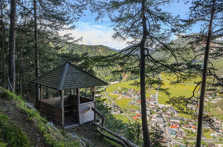scharnitz-wanderung-zur-adlerkanzel-adlerkanzel-mit-ausblick-auf-scharnitz