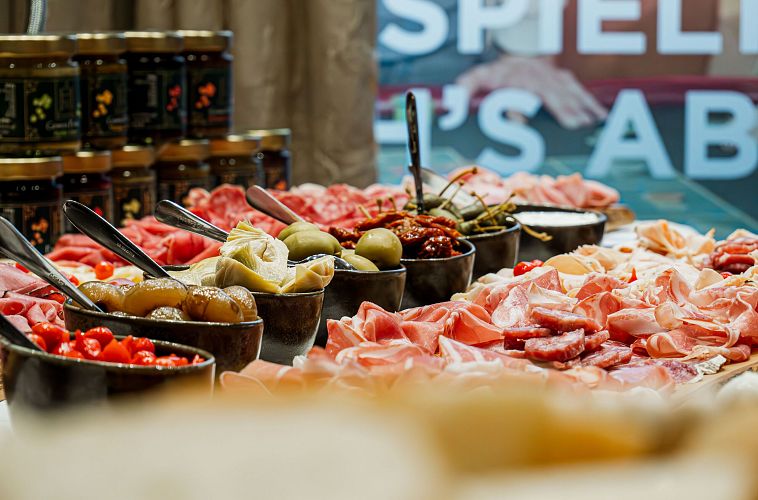 Schinken, Wurst und Schalen fein säuberlich serviert