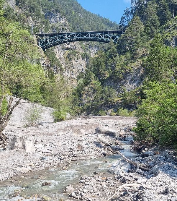 schlossbachklamm-mit-bahnstrecke-reith-1