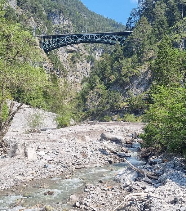 Schlossbachklamm mit Bahnstrecke - Reith