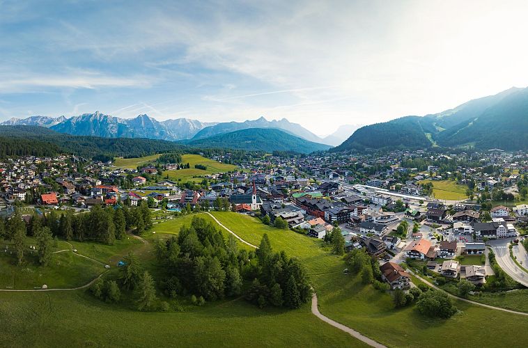 Seefeld im Sommer_Drohnenaufnahme_Panorama Pfarrhügel und Ortszentrum