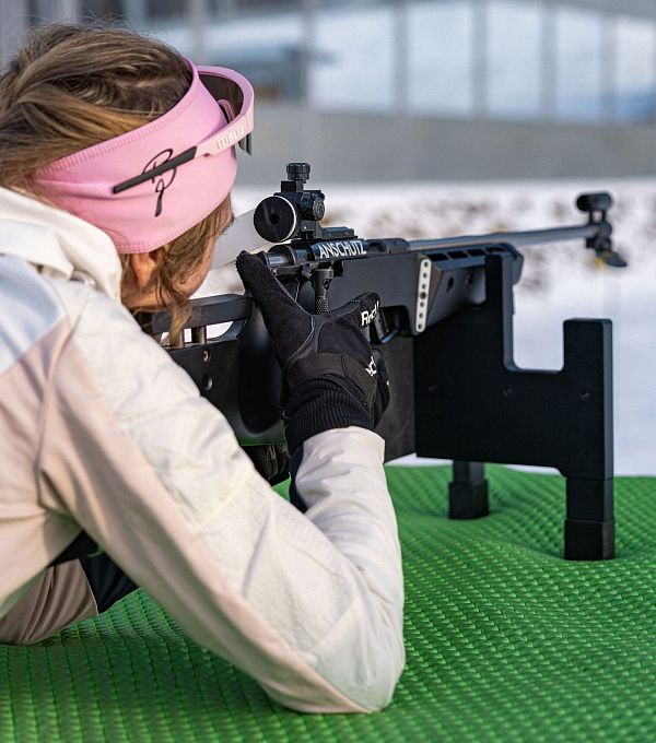 seefeld-nordic-testival-2023-biathlon-schnupperkurs-teilnehmerin-liegend-am-schiessstand-1