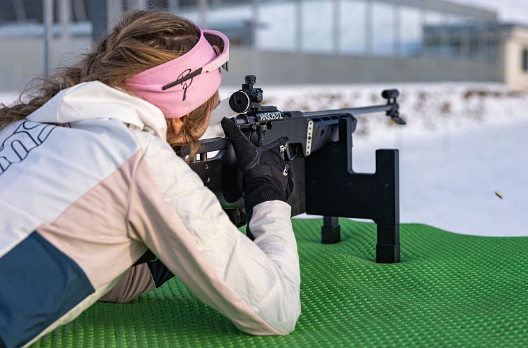 Seefeld Nordic Testival 2023 - Biathlon-Schnupperkurs - Teilnehmerin liegend am Schießstand