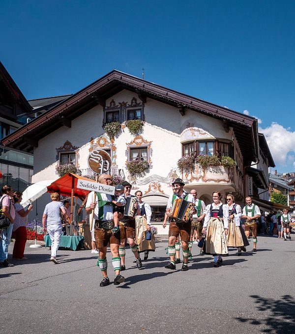 Seefelder Plattler auf dem Großen Trachtenumzugs des Handwerksfests
