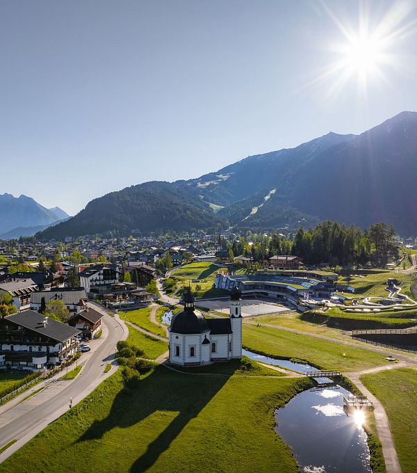 Seekirchl bei Morgenstimmung im Frühling - Drohnenaufnahme mit Sonnenstern