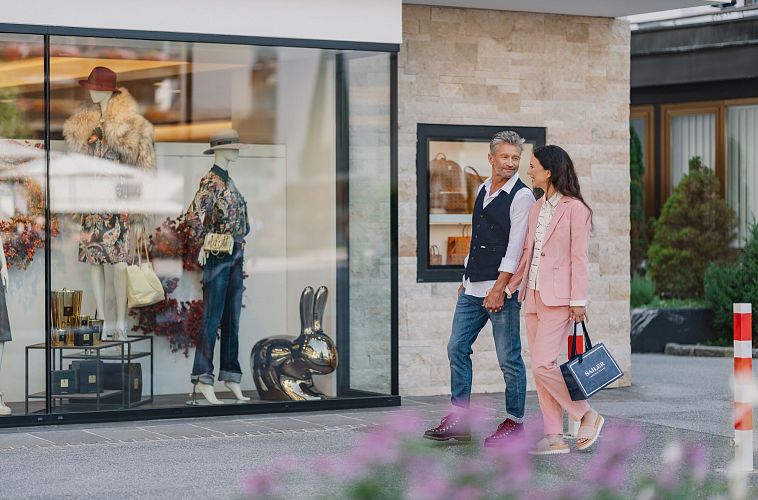shopping-in-der-fussgaengerzone-seefeld-paar-8