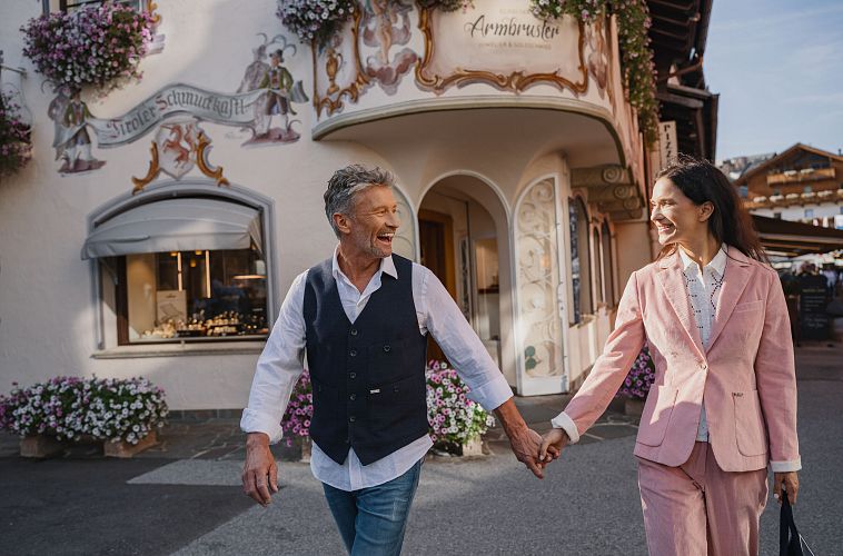 shopping-in-der-fussgaengerzone-seefeld-paar-bei-bummel-durch-das-dorf