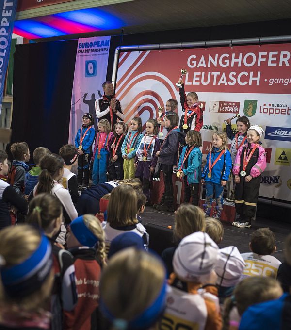 Kinder stehen auf einer Bühne bei der Preisverleihung des Ganghoferlaufs.