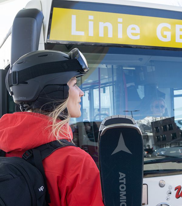ski-mobility-in-seefeld-skibus-mit-skifahrerin-closeup-1