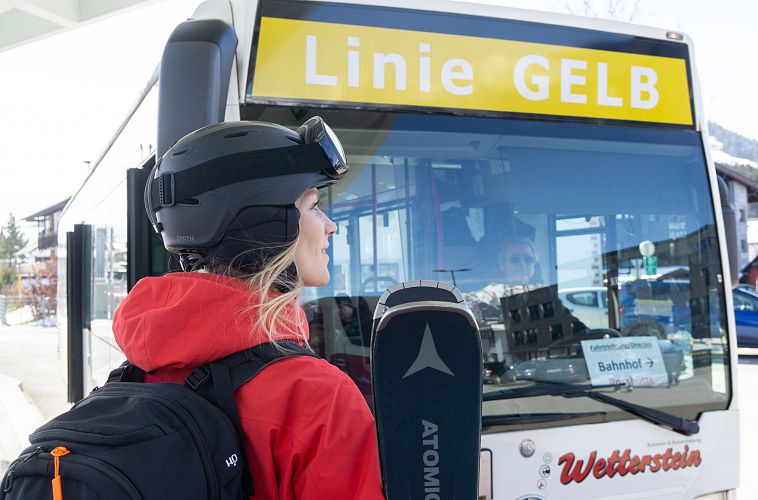 ski-mobility-in-seefeld-skibus-mit-skifahrerin-closeup-2