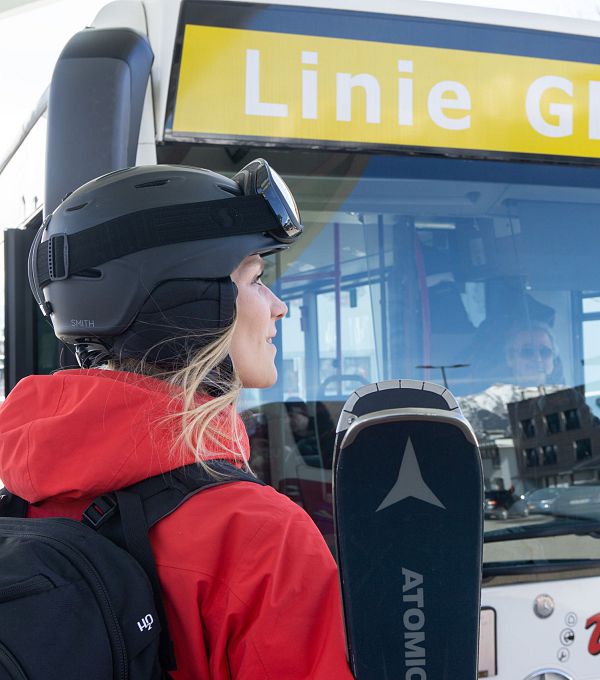 ski-mobility-in-seefeld-skibus-mit-skifahrerin-closeup-3