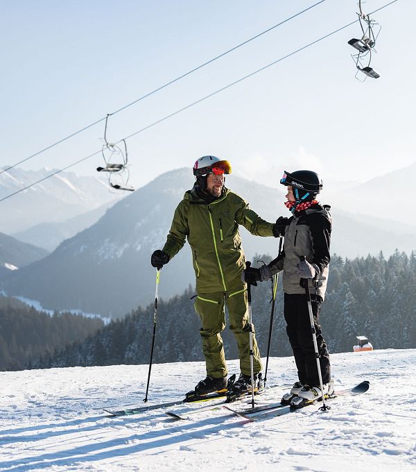 skifahren-in-der-region-seefeld-familie-vater-und-sohn.jpg
