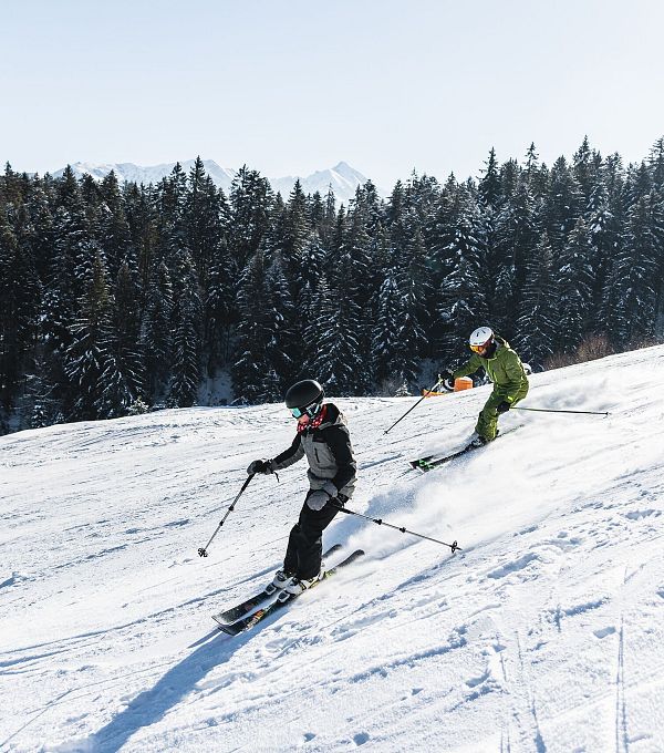 skifahren-papa-und-sohn-zusammen-auf-der-piste.jpg