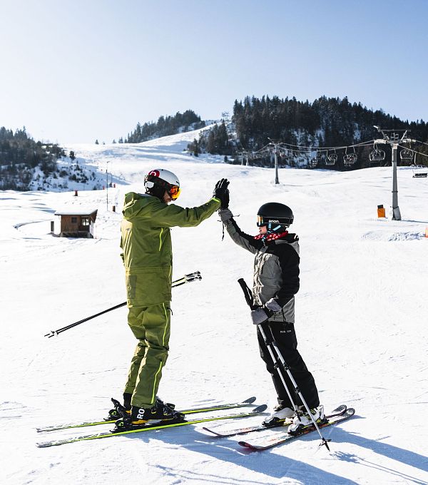 skifahren-vater-und-sohn-am-katzenkopf-high-five-1