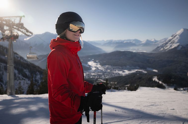 skifahrerin-an-der-rosshuette-portrait-skifahrerin-vir-life-mit-brille-auf