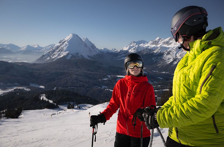 skifahrerin-an-der-rosshuette-portrait-skifahrerinnen-laecheln-sich-an-mit-hohe-munde-im-hintergrund-4