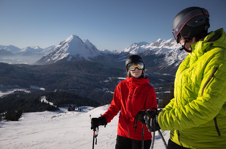 skifahrerin-an-der-rosshuette-portrait-skifahrerinnen-laecheln-sich-an-mit-hohe-munde-im-hintergrund