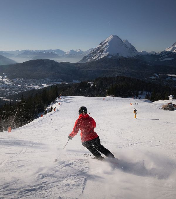 skifahrerin-an-der-rosshuette-skifahrerin-am-carven-mit-blick-richtung-hohe-munde-1