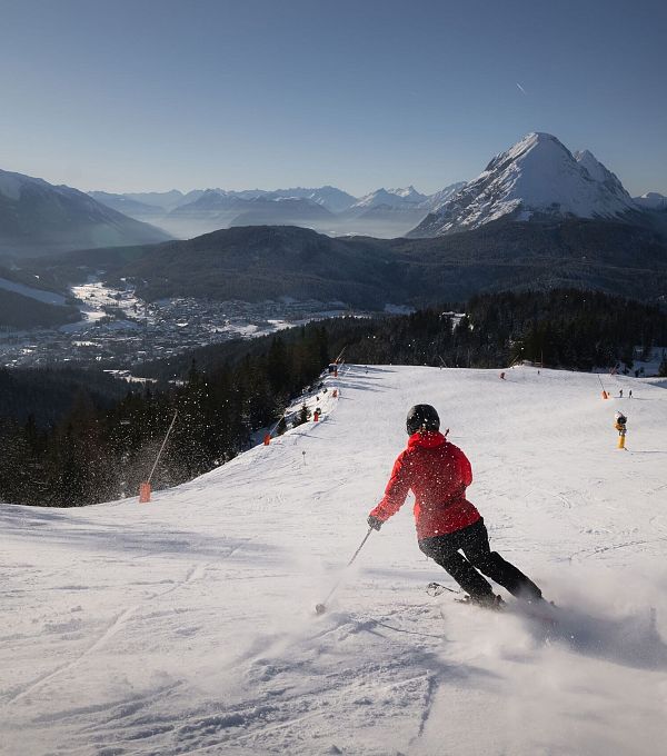 skifahrerin-an-der-rosshuette-skifahrerin-am-carven-mit-blick-richtung-hohe-munde-15