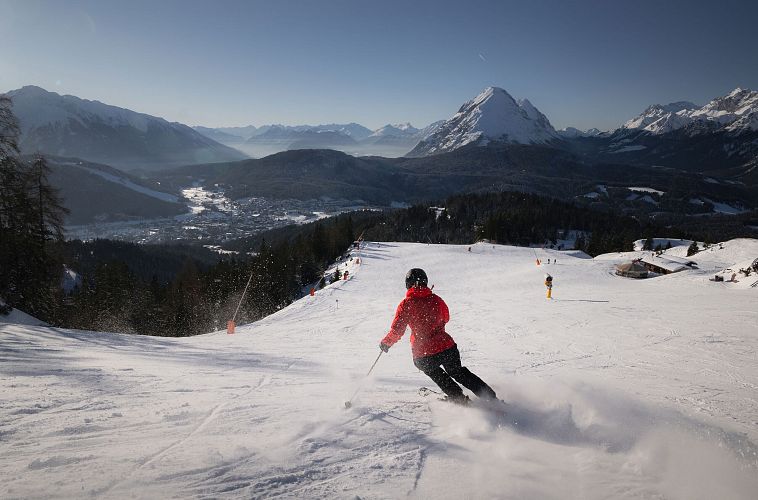 skifahrerin-an-der-rosshuette-skifahrerin-am-carven-mit-blick-richtung-hohe-munde