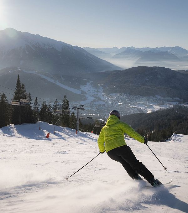 Skifahrerin an der Rosshütte - Skifahrerin am carven mit Lift und Sonne