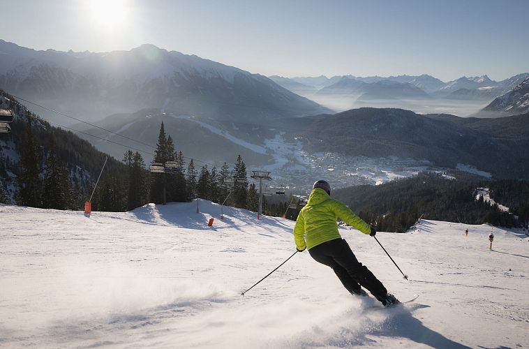 Skifahrerin an der Rosshütte - Skifahrerin am carven mit Lift und Sonne