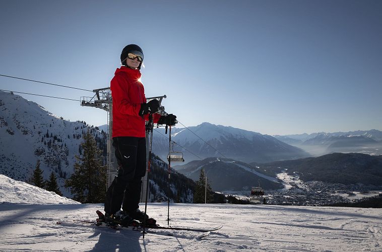 Skifahrerin an der Rosshütte - vor Lift mit kleinem Sonnenstern