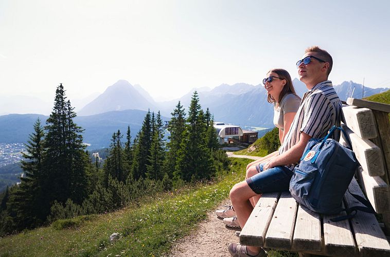 Sommer auf der Rosshütte_Paar sitzt auf Bank_Aufnahme zur Hohen Munde