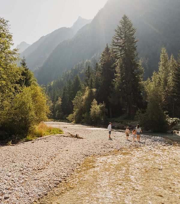 sommer-in-der-region-seefeld-familie-an-der-leutascher-ache-3