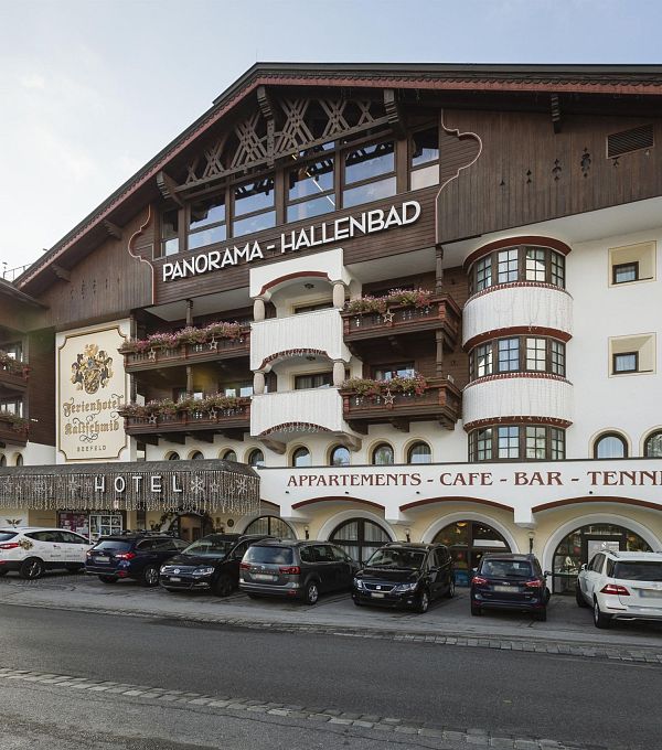 Fassade des Panorama-Hallenbads mit traditioneller Architektur und modernen Einrichtungen.