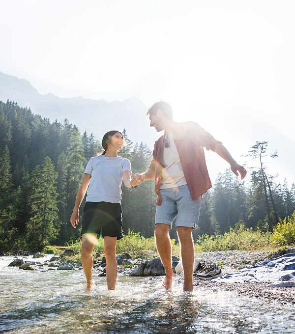 Sommerurlaub in der Region Seefeld - Paar an der Leutascher Ache im Gaistal ©Luca Jaenichen (1)