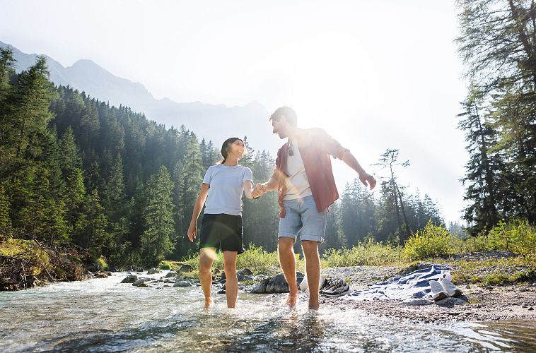 Sommerurlaub in der Region Seefeld - Paar an der Leutascher Ache im Gaistal ©Luca Jaenichen (1)
