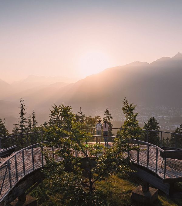 Sommerurlaub in der Region Seefeld - Paar bei Sonnenaufgang auf der Aussichtsplattform Brunschkopf - Drohnenaufnahme - 7