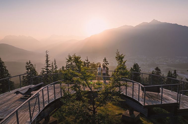 Sommerurlaub in der Region Seefeld - Paar bei Sonnenaufgang auf der Aussichtsplattform Brunschkopf - Drohnenaufnahme - 7