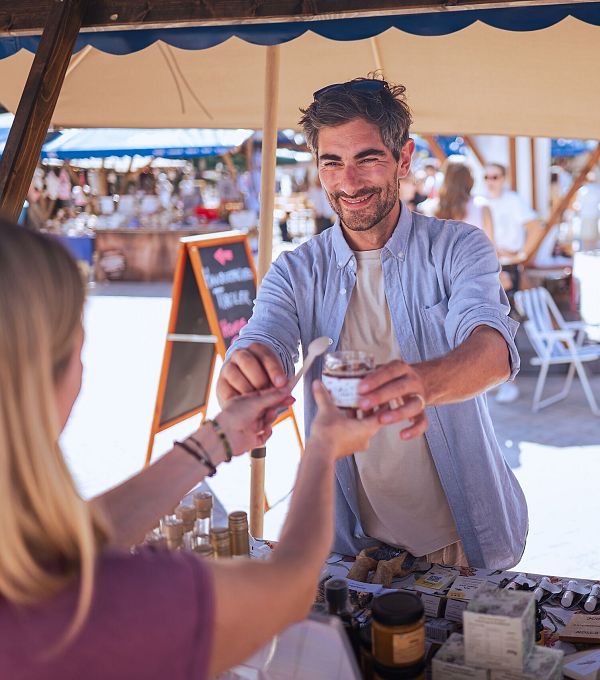 Sommerurlaub in der Region Seefeld - Paar besucht den Dienstagsmarkt Seefeld