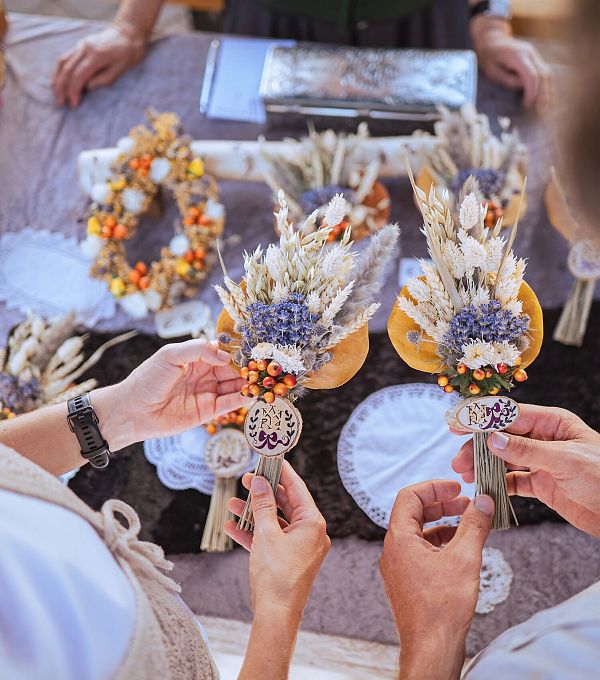 Sommerurlaub in der Region Seefeld - Paar besucht den Dienstagsmarkt Seefeld