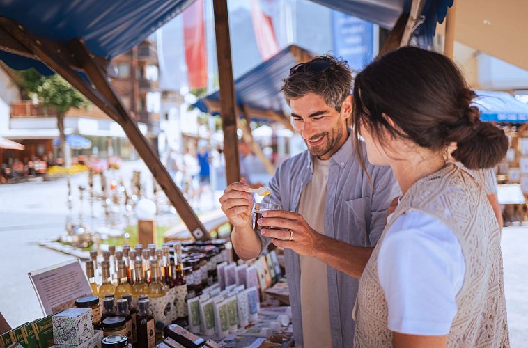 Sommerurlaub in der Region Seefeld - Paar besucht den Dienstagsmarkt Seefeld