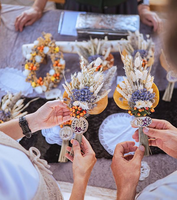 Sommerurlaub in der Region Seefeld - Paar besucht den Dienstagsmarkt Seefeld