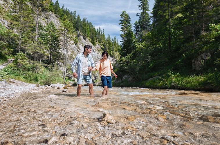 Sommerurlaub in der Region Seefeld - Paar entdeckt die Gleirschklamm im Karwendel (3)