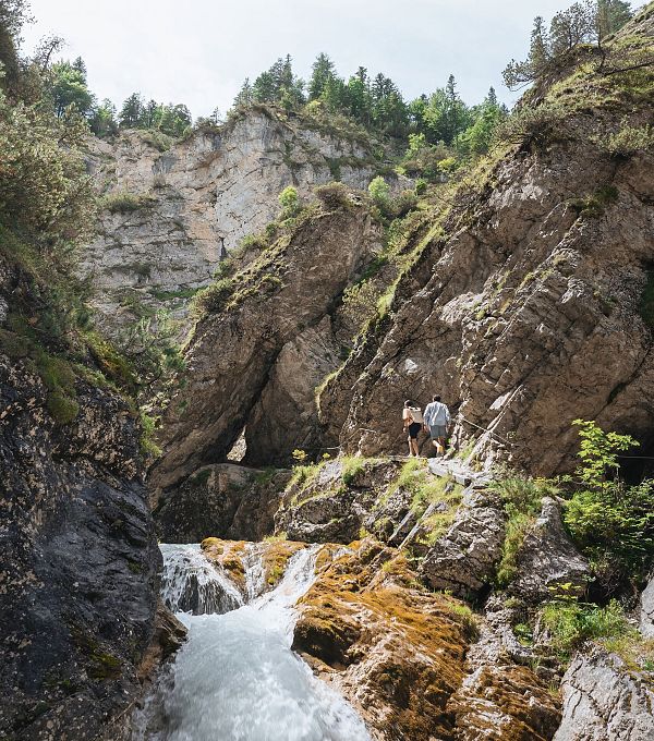 Sommerurlaub in der Region Seefeld - Paar entdeckt die Gleirschklamm im Karwendel - Drohnenaufnahme (4)