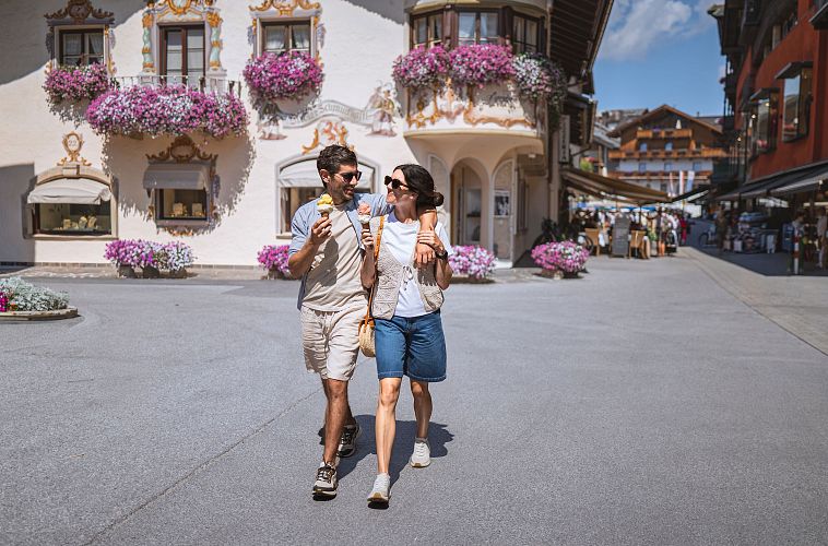 Sommerurlaub in der Region Seefeld - Paar isst Eis in der Fußgängerzone Seefeld