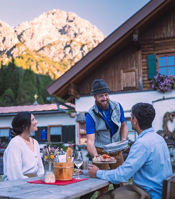 Sommerurlaub in der Region Seefeld - Paar kehrt ein in der Eppzirler Alm im Karwendel